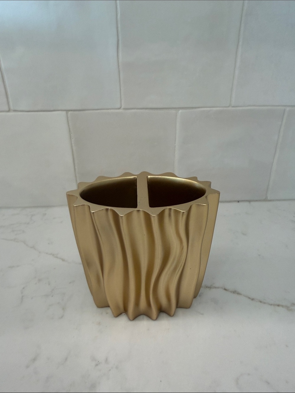 Kassatex Gold Wave Toothbrush Holder